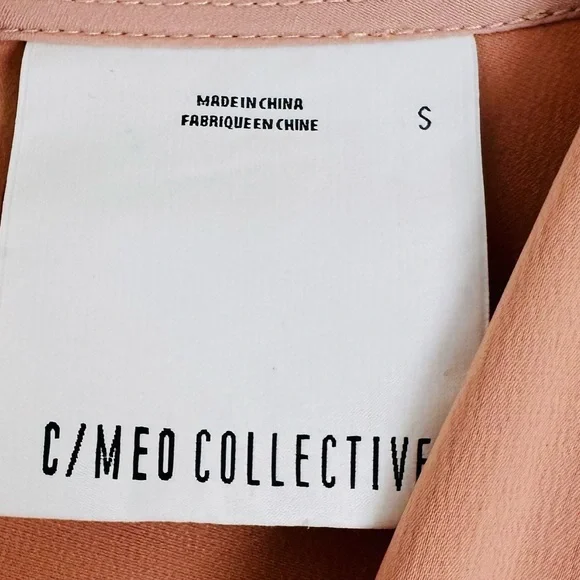 C/MEO Collective influential playsuit bell sleeve satin V-neck boho blush romper - Picture 6 of 8